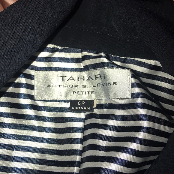 Beautiful black blazer with gold clasp - Picture 2 of 3